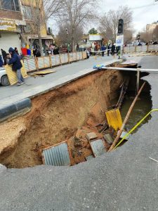 فرونشست در خیابان شهیدان کاظمی اصفهان