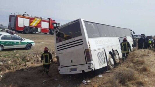 واژگونی اتوبوس در محور سروستان - شیراز، 15 مصدوم برجای گذاشت