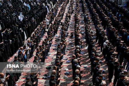 اقامه نماز ظهر عاشورا در پیاده راه فرهنگی رشت